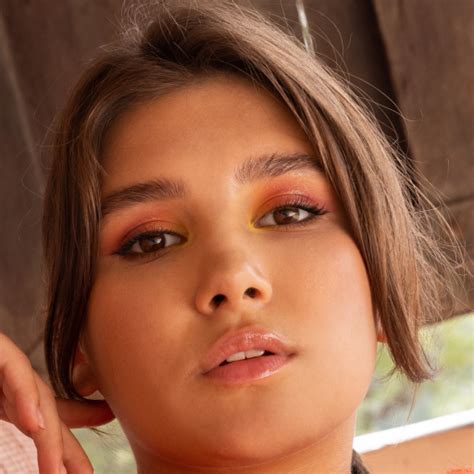 Ellie Luna, Sofilie .